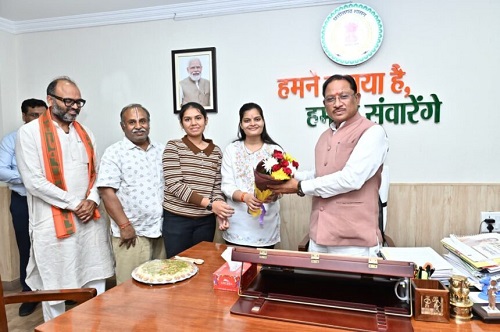 छत्तीसगढ़ की वैभवी अग्रवाल ने UPSC 2025 में हासिल किया AIR 35, मुख्यमंत्री साय और व्यापार प्रकोष्ठ के सह-संयोजक नितिन अग्रवाल ने दी बधाई