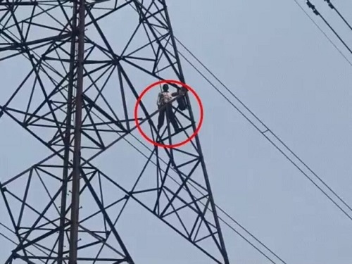 हाईटेंशन बिजली के टावर पर चढ़ा ग्रामीण, जमीन कब्जा करने का लगाया आरोप, लाउडस्पीकर लेकर पहुंचे प्रशासन के अधिकारी