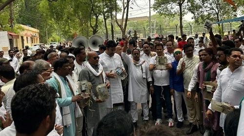 बिजली दरों में बढ़ोतरी पर छत्तीसगढ़ में सियासी रार: कांग्रेस ने घेरे दफ्तर, भाजपा ने बताया राजनीतिक नौटंकी