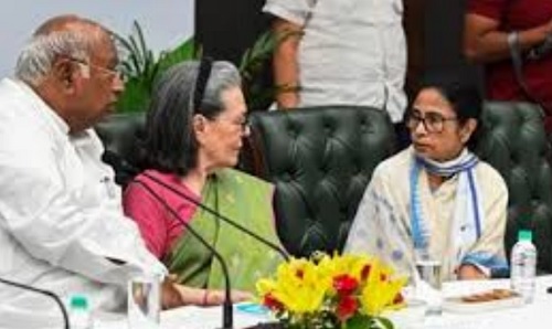 TMC का कांग्रेस में विलय? सोनिया गांधी का ममता को राष्ट्रीय उपाध्यक्ष का ऑफर, अभिषेक बनर्जी को पार्टी महासचिव