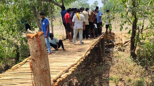 न सरकार का मुंह देखा और न ही संसाधनों की चिंता की, बीजापुर में दो सौ ग्रामीणों ने बना डाला विकास का संपर्क सेतु
