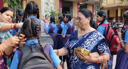 छत्तीसगढ़ में नए शैक्षणिक सत्र की शुरुआत: स्कूलों में दिखा उत्सव का माहौल, विद्यार्थियों का तिलक लगाकर किया गया स्वागत