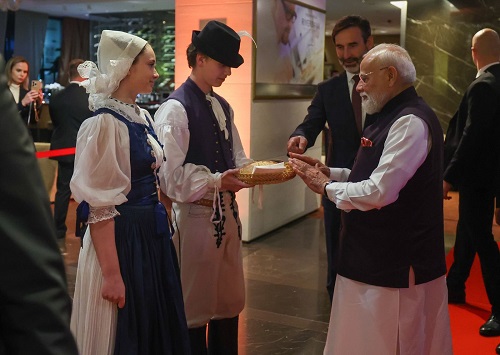 स्लोवाकिया में PM मोदी का ब्रेड और नमक से हुआ स्वागत, पीएम मोदी ने बताई परंपरा की खासियत, जाने किन-किन देशों में है ये प्रचलन