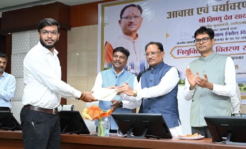 CM साय ने टाउन प्लानिंग के 21 सहायक संचालकों को सौंपे नियुक्ति पत्र, बोले- शहरों की नींव होगी मजबूत