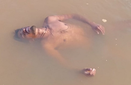 नदी में एक घंटे तक बेसुध पड़ा रहा युवक, लोगों ने समझा डूबकर हो गई मौत, पुलिस रेस्क्यू की तैयारी में जुटी तो अचानक शरीर में हुई हलचल, नशे में नहाते-नहाते सो गया था युवक